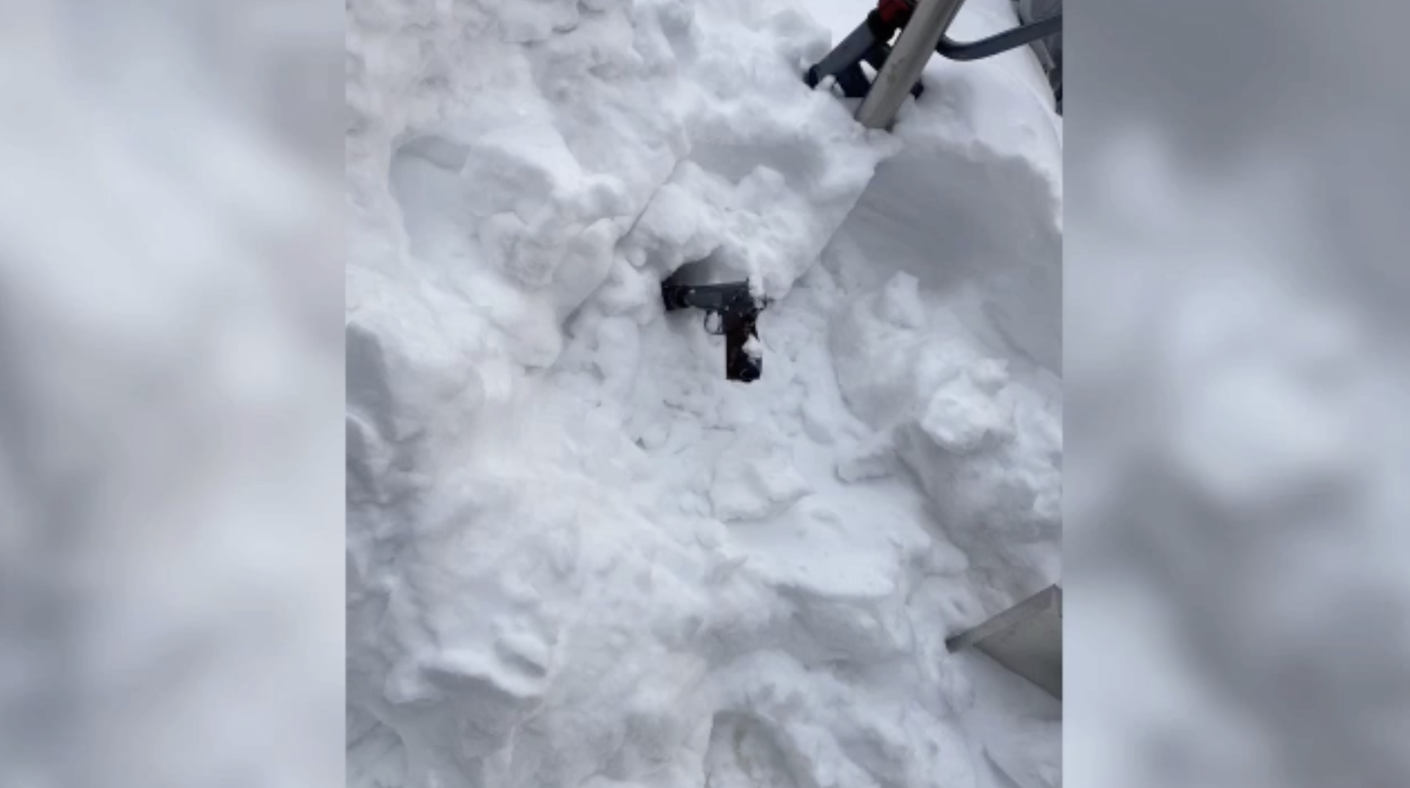 Пистолет в сугроб и аэропорт: ФСБ показала маршрут киллера после покушения на генерала Алексеева