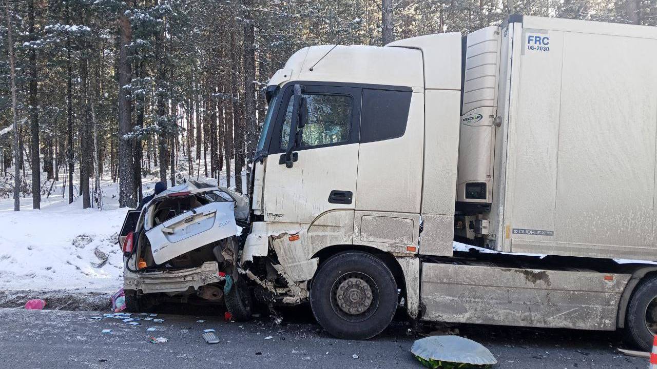 Двое маленьких детей и женщина погибли в страшном лобовом ДТП с фурой под Иркутском
