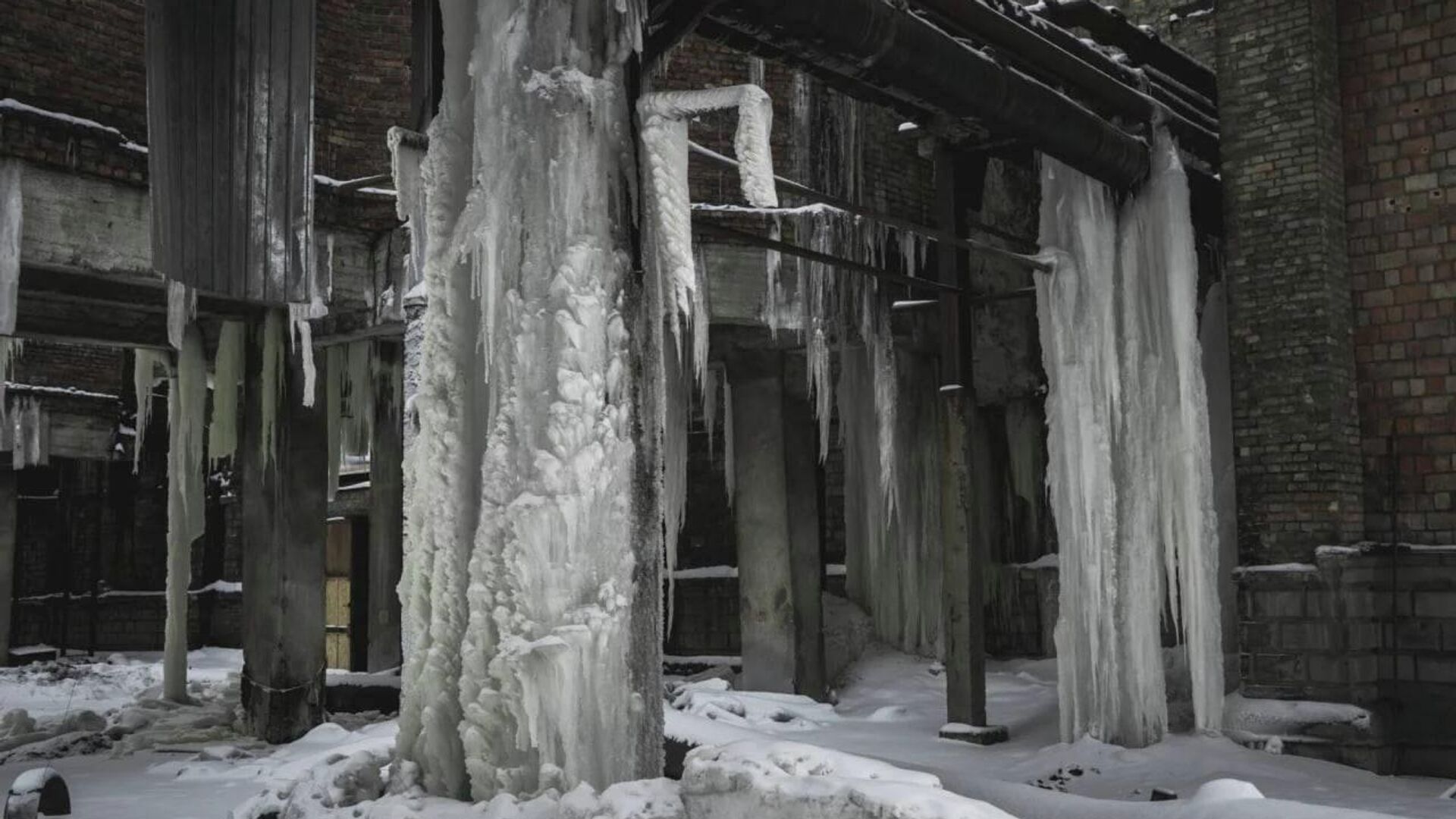 Дарницкая ТЭЦ в Киеве обросла 8-метровыми сосульками