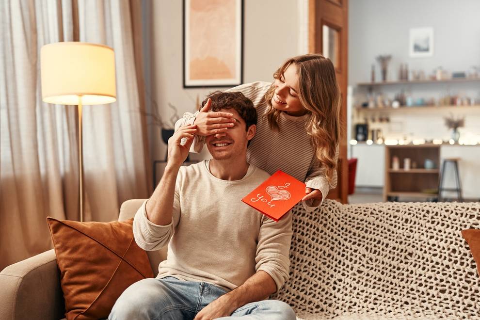 Роллы &laquo;Филадельфия&raquo; вместо букета: Как россияне на самом деле планируют отмечать 14 февраля