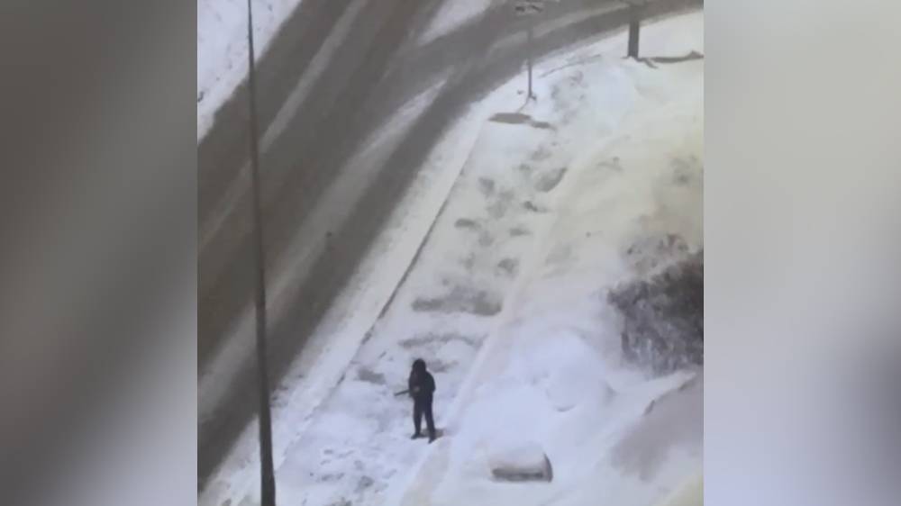 Мужчина с &laquo;ружьём&raquo; и в маске напугал жителей многоэтажек в Санкт-Петербурге