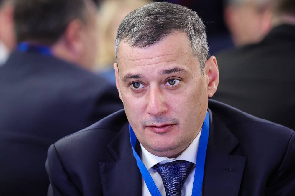 Хинштейн впервые после ДТП принял участие в заседании областного правительства

