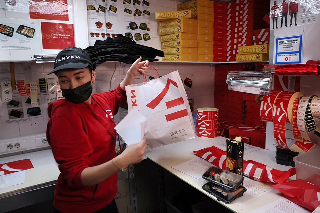 В &laquo;Тануки&raquo; объяснились за таракана в роллах и намекнули на происки ИИ