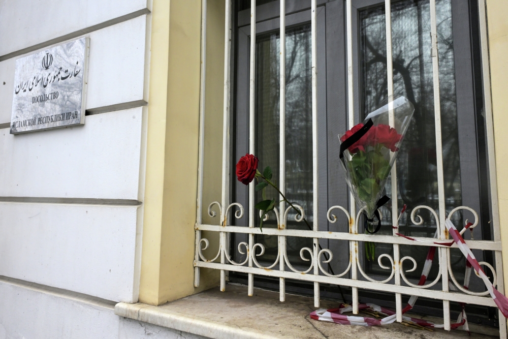 Жители Москвы несут цветы к Посольству в память об убитом Хаменеи