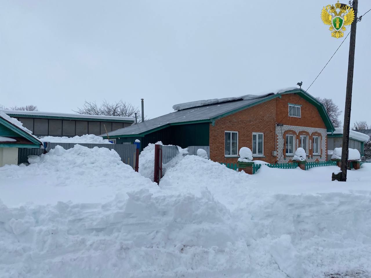 В Чувашии две женщины погибли при сходе снега во время уборки крыши