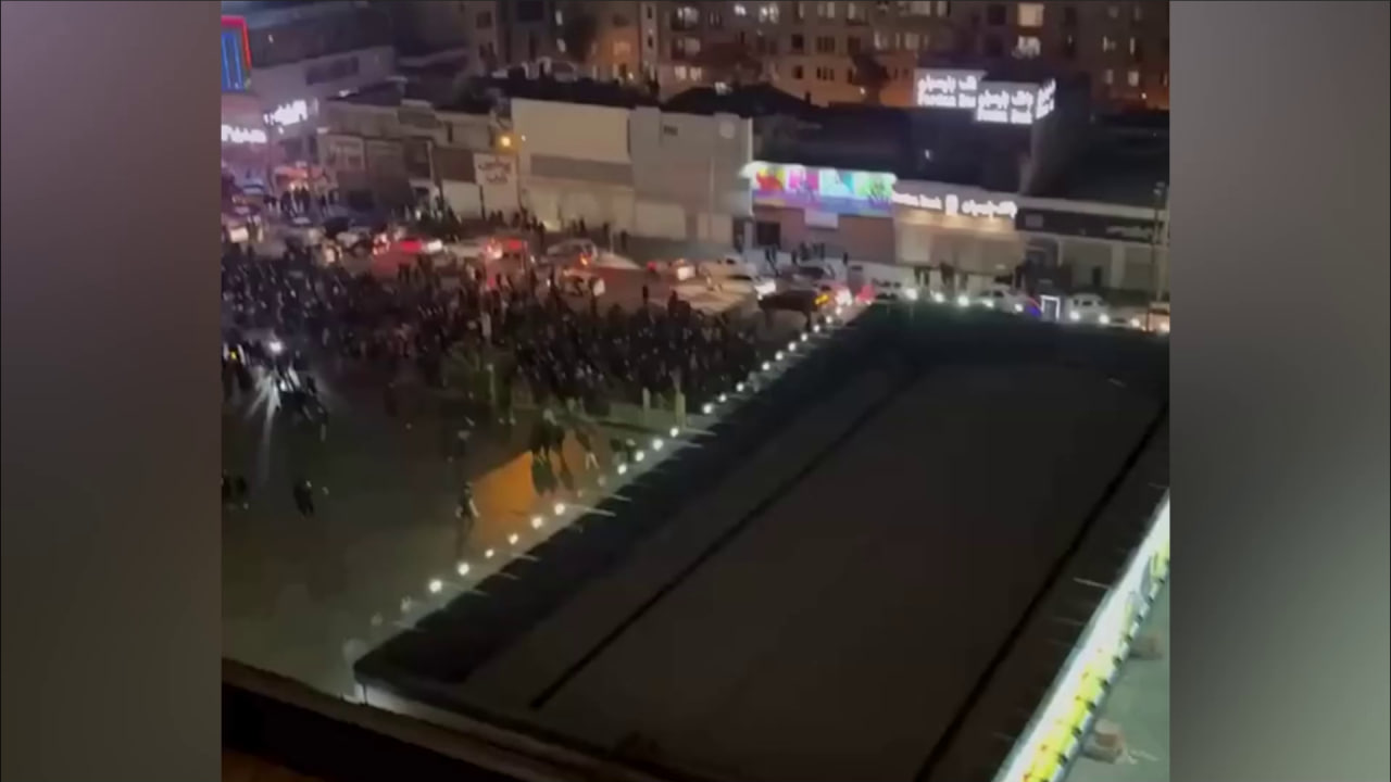 Тысячи иранцев вышли почтить память Хаменеи, несмотря на огненные вспышки в небе