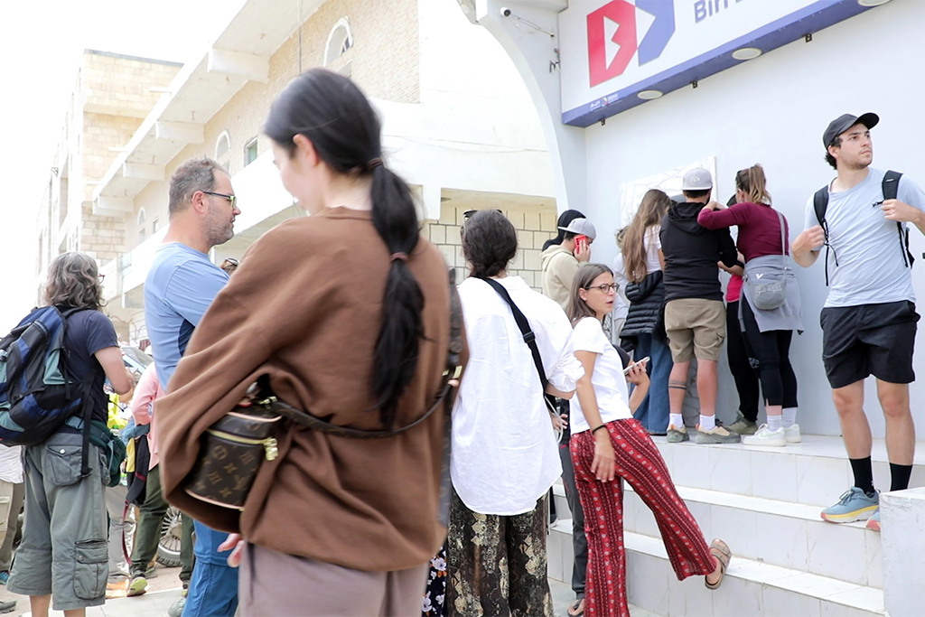 Туристов в Дубае и Шардже выселяют из отелей по окончании оплаченных дат