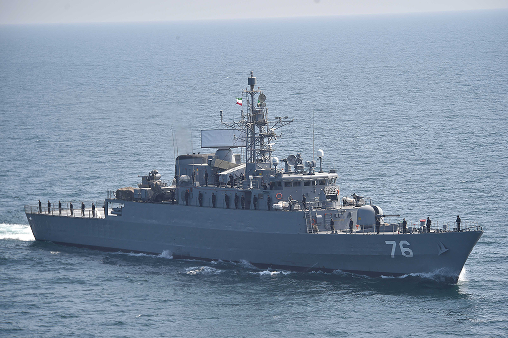 США нанесли удар по иранскому эсминцу &laquo;Джамаран&raquo;, он тонет