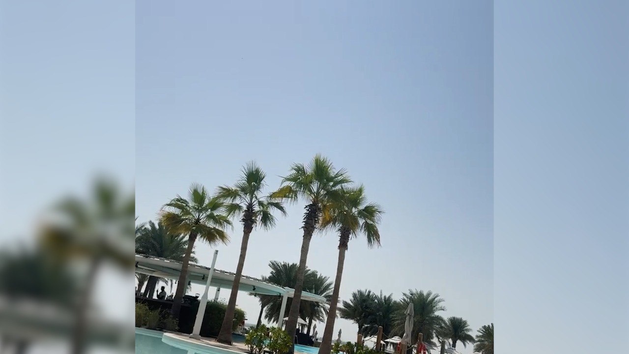 Взрывы раздались в районе главной мечети Абу-Даби, в небе видны следы работы ПВО