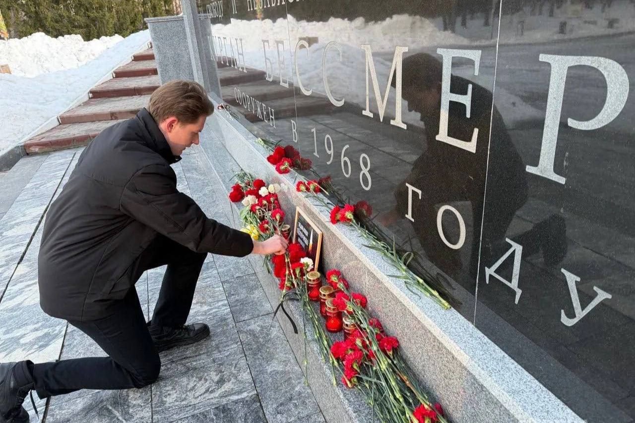 Жители Брянска несут цветы к мемориалу в память о погибших от атаки ВСУ