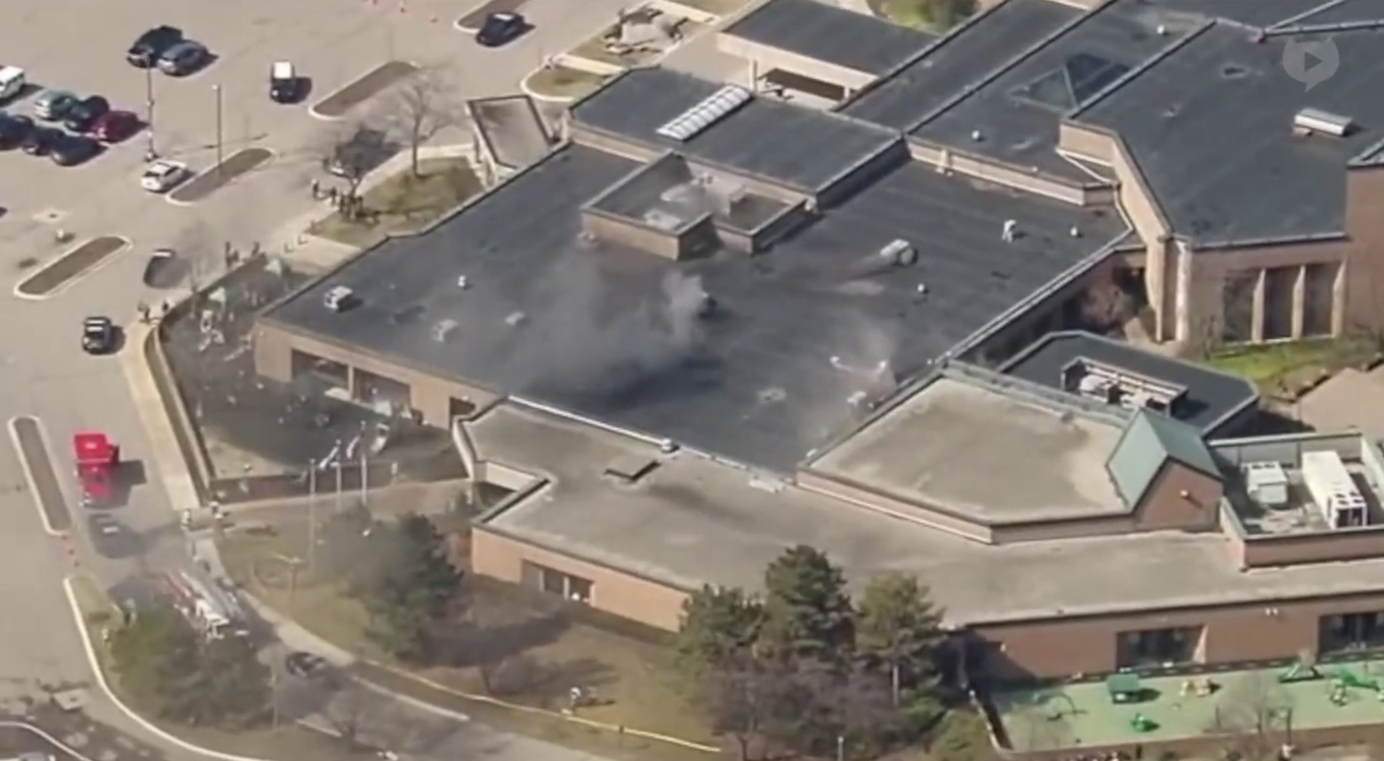 Неизвестный на авто въехал в здание синагоги в Мичигане и открыл стрельбу