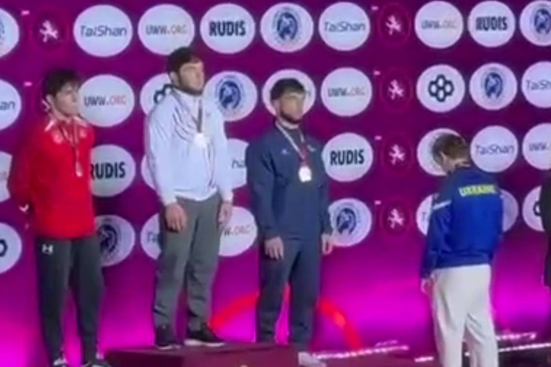 Украинский борец покинул пьедестал во время гимна России на молодёжном ЧЕ