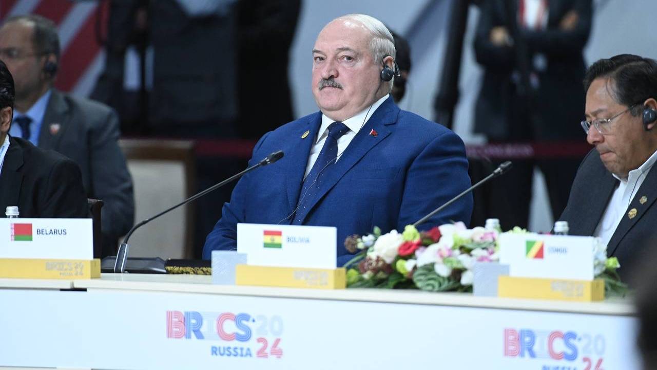 Лукашенко в шутку пообещал отправить министра в штурмовики из-за телят