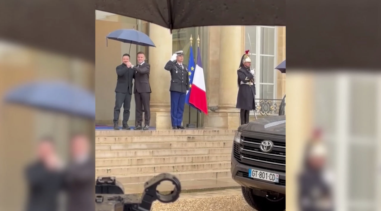 Зонтик и объятия после долгой разлуки: Появилось видео встречи Макрона с Зеленским, которую в Париже окрестили позором