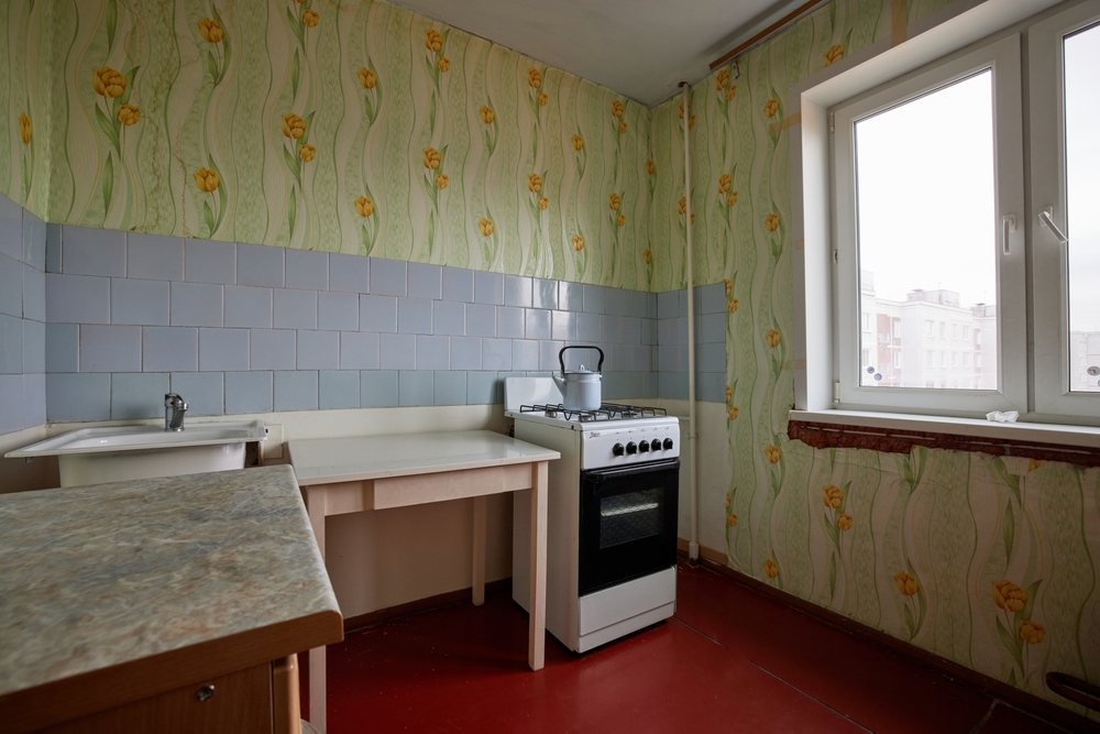 В Москве продают двушку с &laquo;бабушкиным&raquo; ремонтом по цене жилья у океана во Флориде