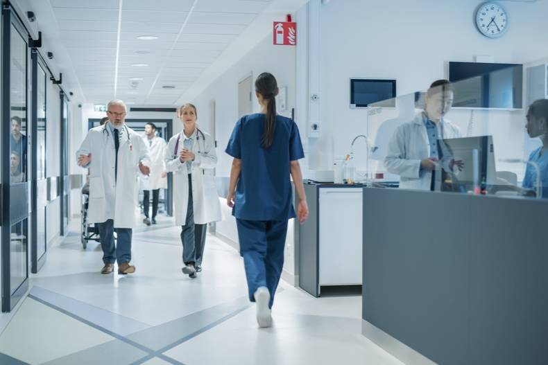 В Госдуме призвали Минздрав отозвать рекомендации о цвете одежды медиков