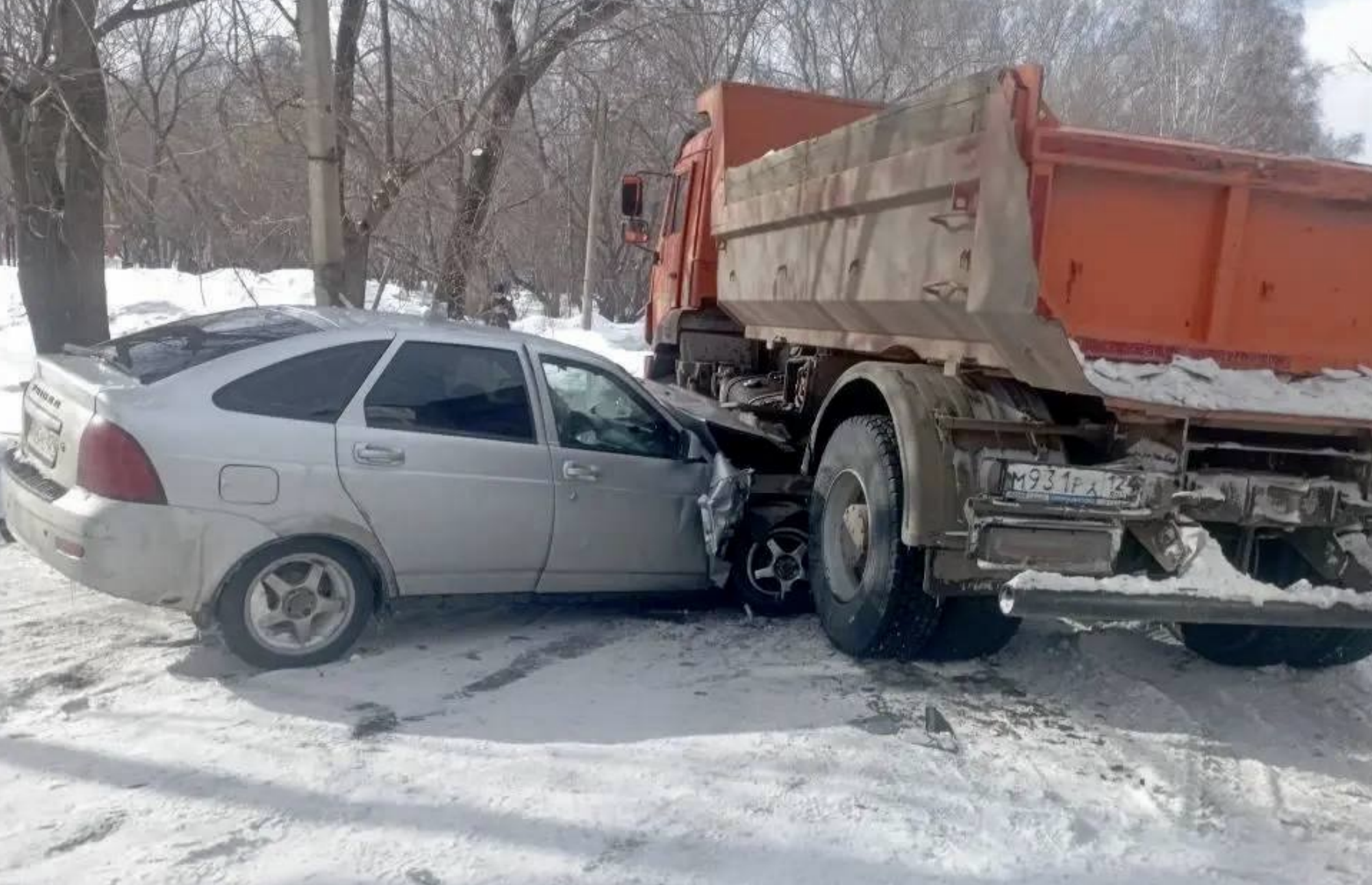 Под Красноярском пьяный водитель протаранил &laquo;Камаз&raquo;, улепётывая от ДПС