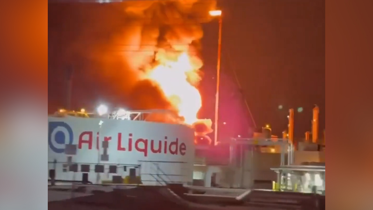 На нефтеперерабатывающем заводе в Техасе произошёл взрыв и сильный пожар