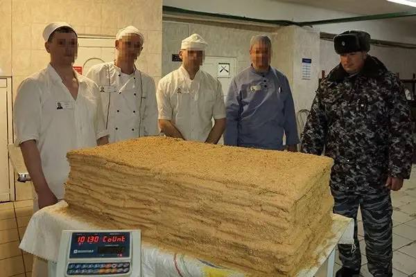 В новосибирской колонии испекли торт весом больше 100 кг