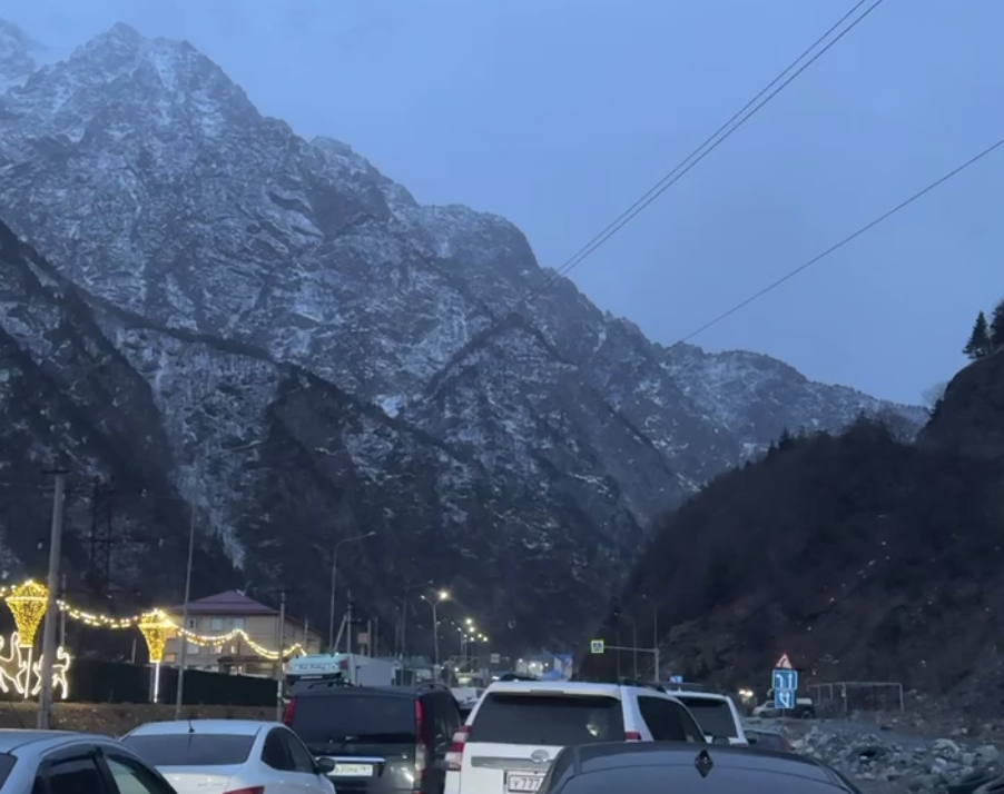 Около сотни российских туристов застряли на границе в Верхнем Ларсе из-за лавин