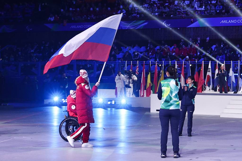 Российские спортсмены прошли с триколором на церемонии закрытия Паралимпиады
