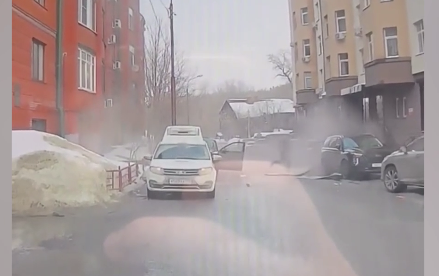 Чердак многоэтажки рухнул на автомобиль в Казани