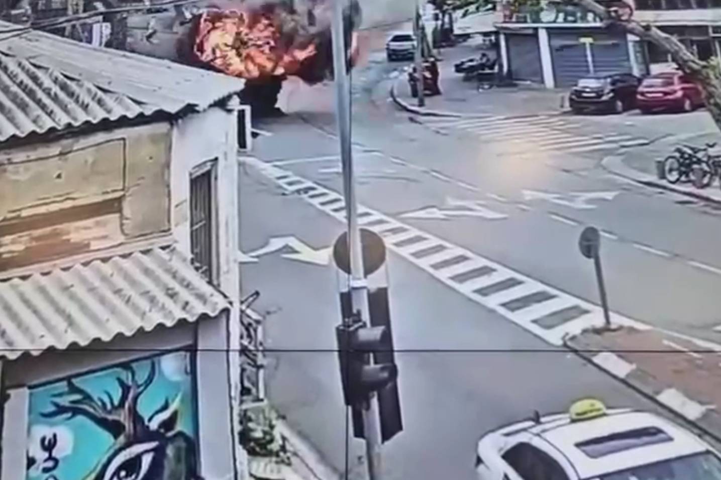 Полиция Израиля показала момент падения кассетного боеприпаса рядом с людьми в Тель-Авиве