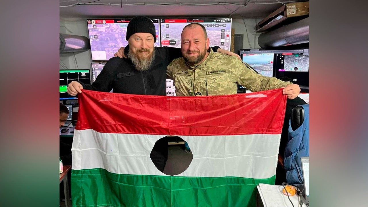 Украинский посол обнял командующего ВСУ на фоне флага Венгрии с дырой