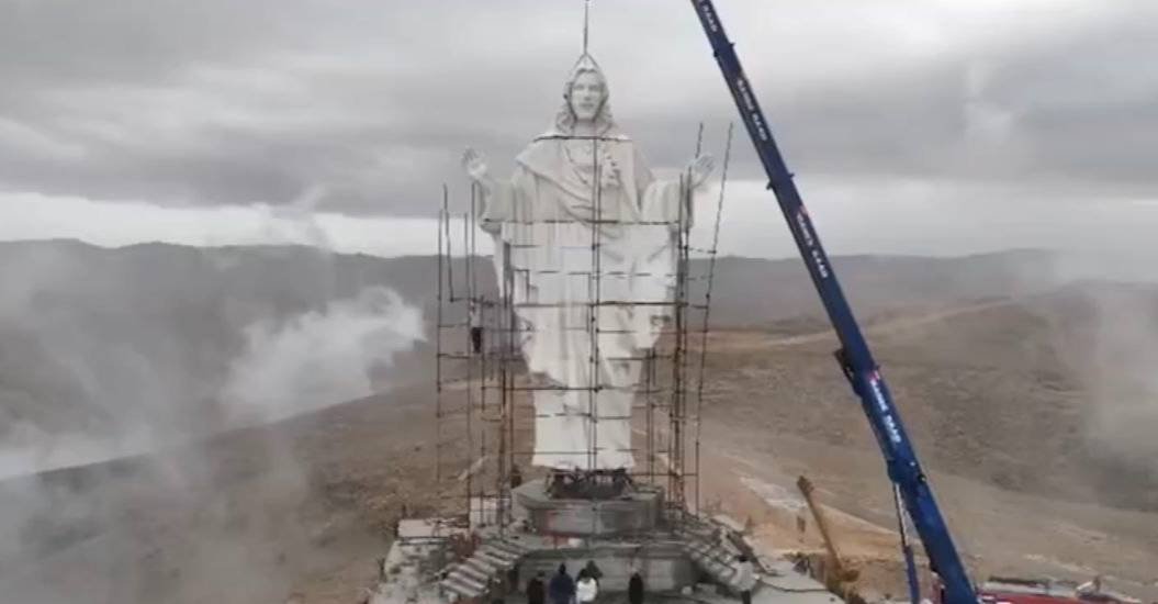 На границе Ливана и Сирии установили 26-метровую статую Иисуса Христа