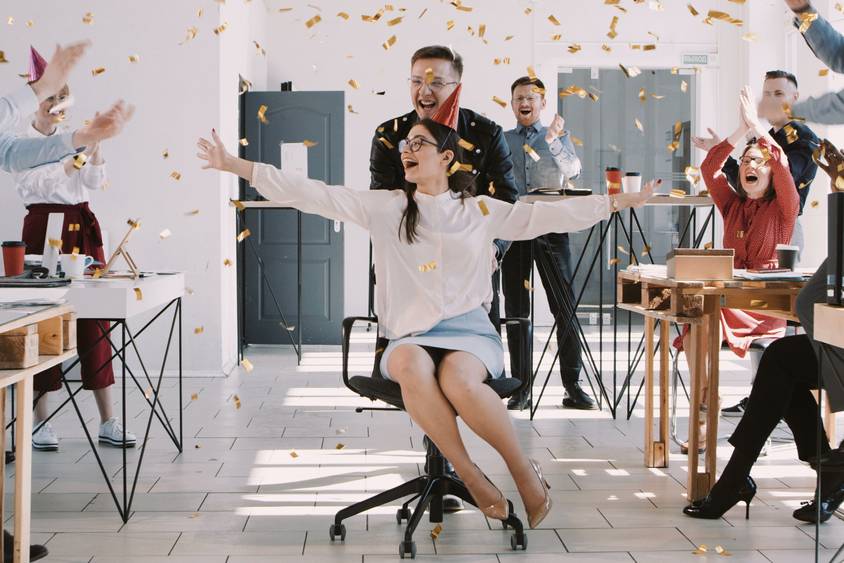 День рождения в офисе может обойтись вам в ₽9 000. Эти &laquo;еврейские лайфхаки&raquo; помогут отметить и даже уйти в плюс