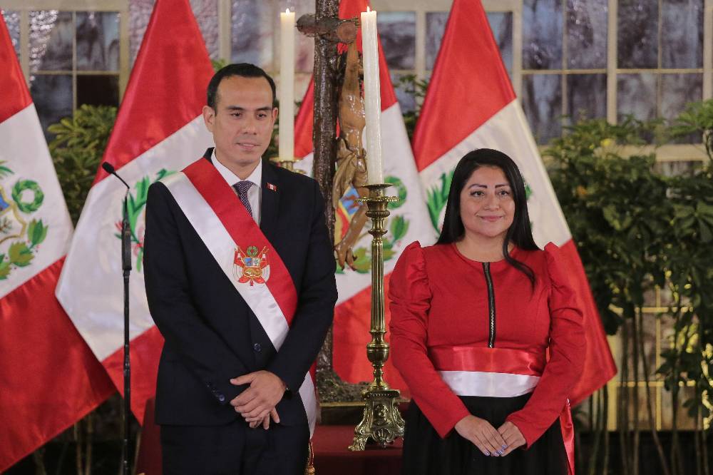 В Перу председатель Совета министров Миральес покинула пост 
