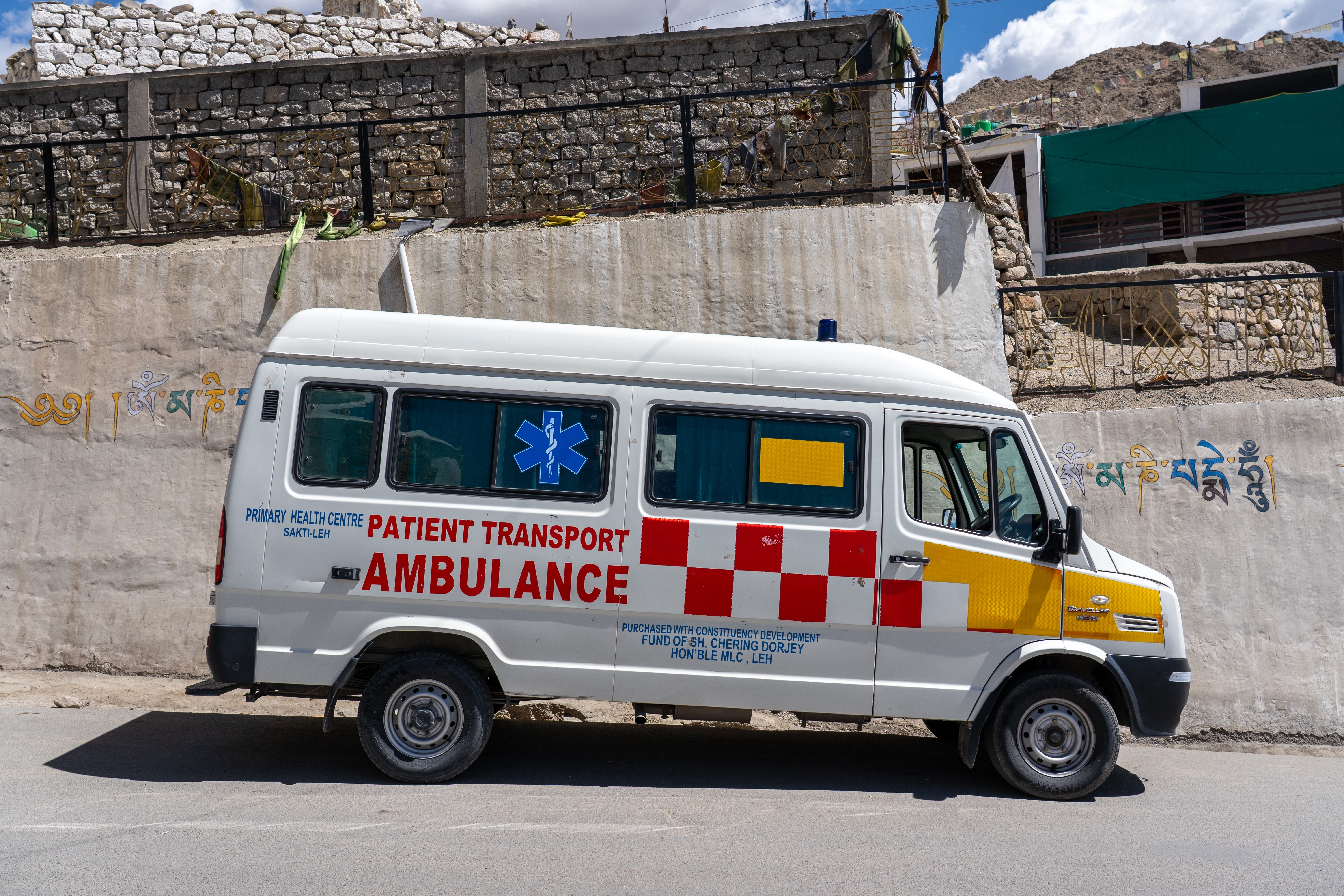 Гость на свадьбе умер, подавившись творожным десертом