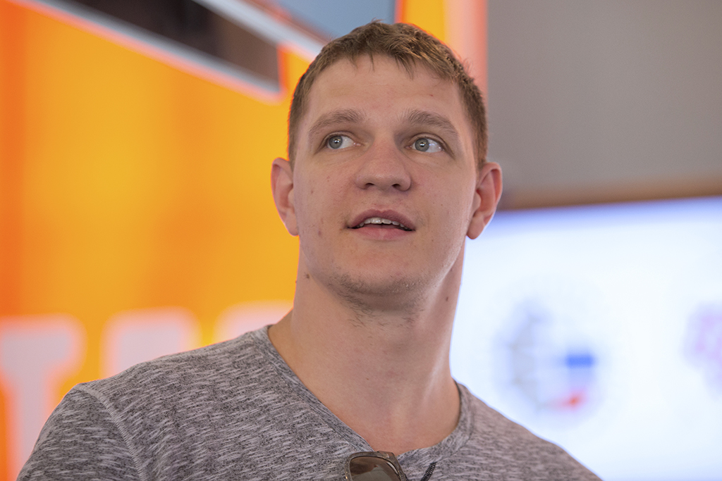 Баскетболист Мозгов не поместился в самолёт из-за своего роста