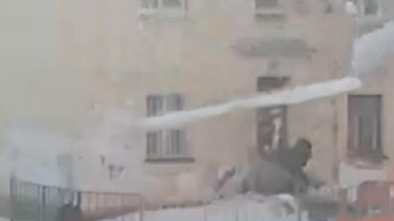 Жителя Башкирии едва не убило рухнувшей с крыши снежной глыбой