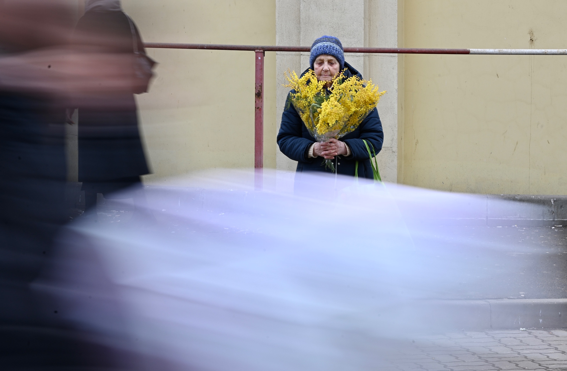 Этикетолог разрешила женщинам дарить подарки друг другу на 8 Марта