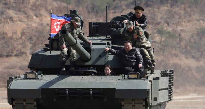 Ким Чен Ын на учениях прокатился на новейшем танке вместе с дочерью
