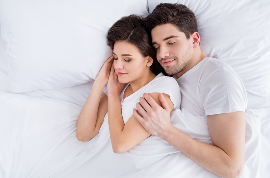 Сон в одиночку назвали полезнее, чем с партнёром, из-за незаметных микропробуждений