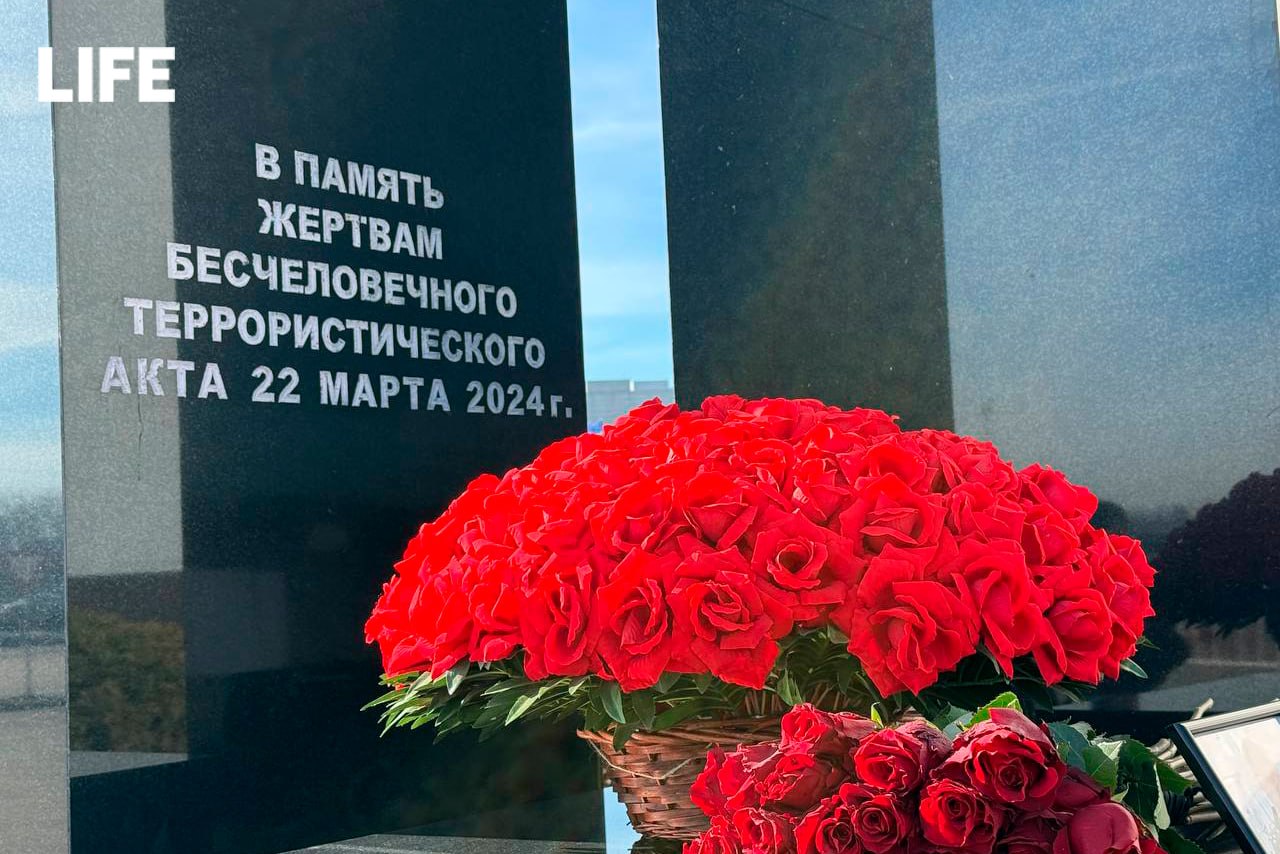 Свежие розы и гвоздики: Россияне вспоминают жертв теракта в &laquo;Крокусе&raquo;