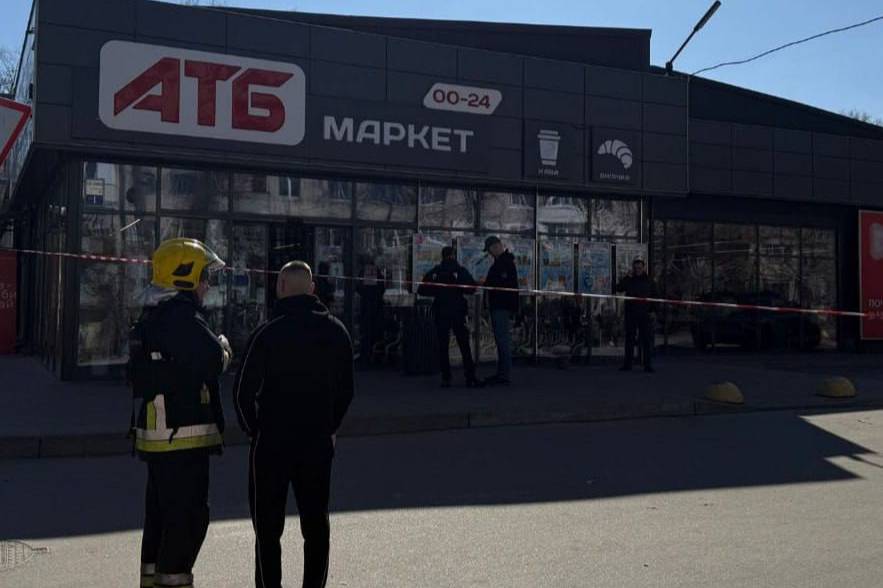 Четыре человека ранены после взрыва неизвестного предмета в магазине в Чернигове