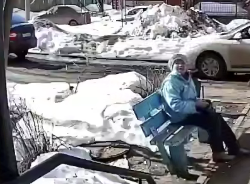 Глыба льда рухнула и чуть не убила пенсионерку с кошками в Нижнем Новгороде