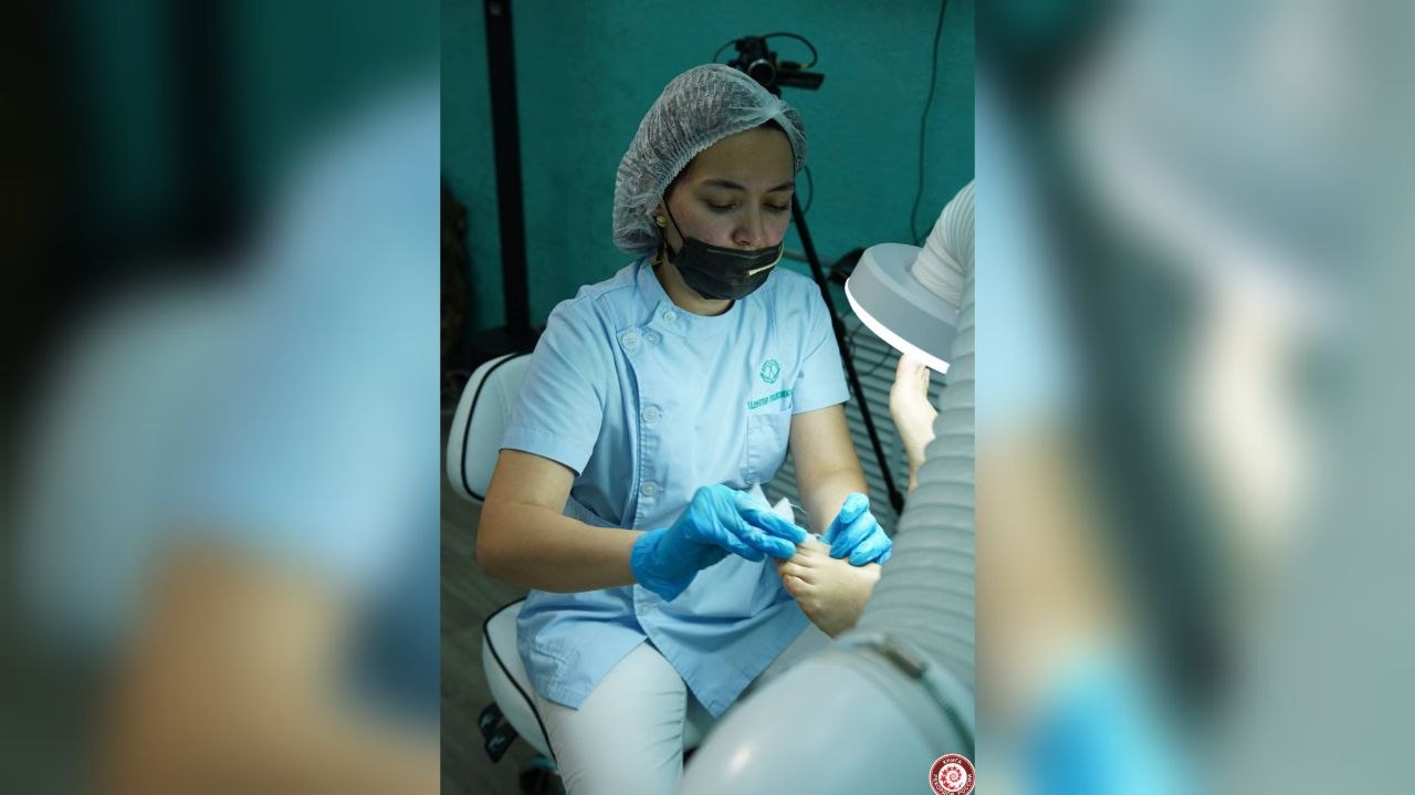 Подолог из Якутска установила рекорд России, сделав педикюр 81 клиенту за сутки