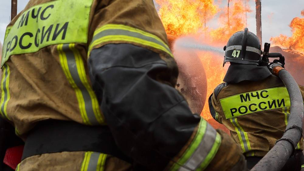 В Ленобласти части дрона ВСУ рухнули прямо на трассу и устроили пожар