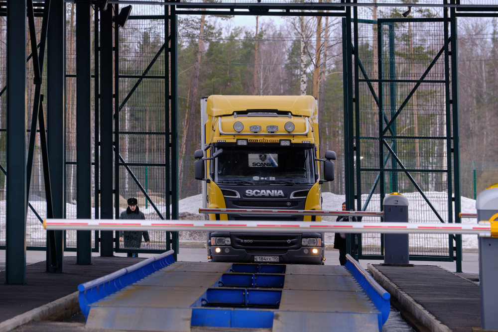 Опасный груз под видом гуманитарки: Польши пытались передать заминированные стельки в зону СВО