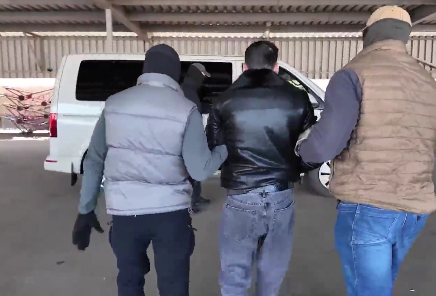 ФСБ показала кадры задержания курьера, перевозившего опасный груз для СВО
