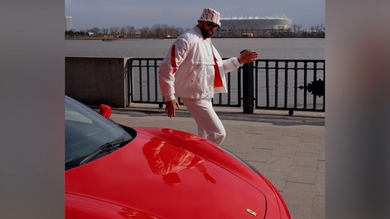 Самого улыбчивого блогера России оштрафовали за езду на Ferrari по набережной