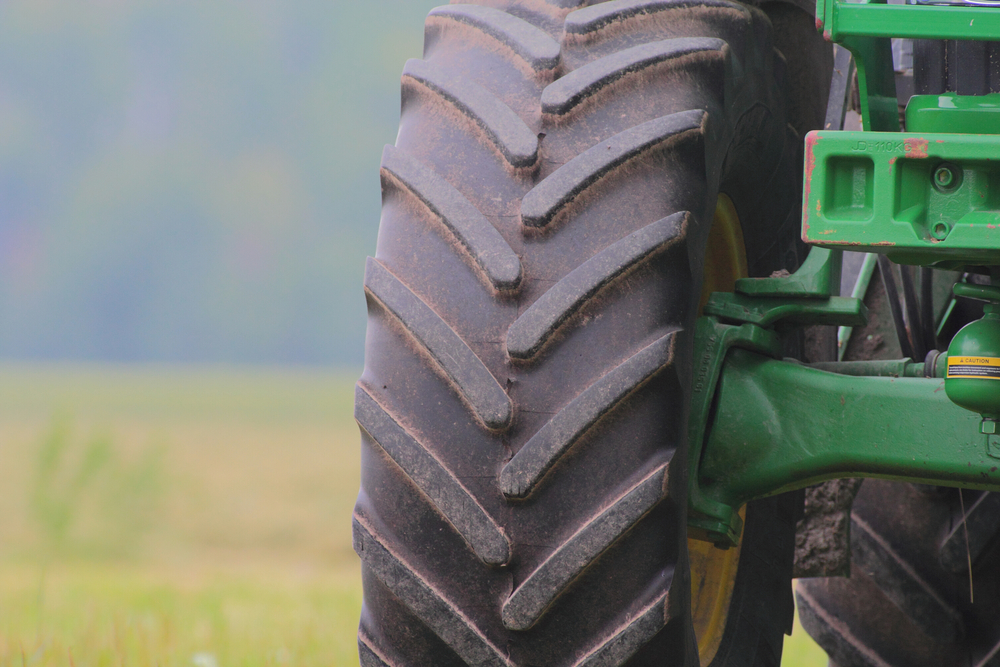 Директор лесхоза Свердловска получила штраф после наезда трактора на сотрудника
