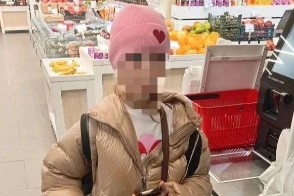 В Петербурге 11-летняя девочка сбежала из дома, чтобы купить конфеты в магазине