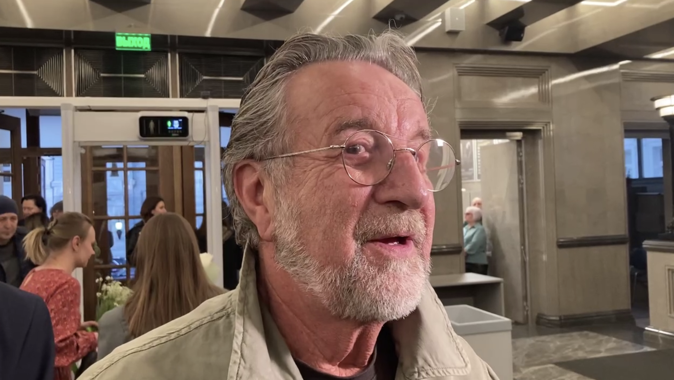 &laquo;Таких, как Миша, у нас артистов нет&raquo;: Ярмольник с цветами пришёл поддержать Ефремова на его премьере