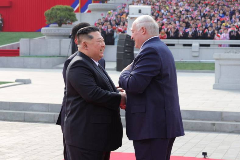 Ким Чен Ын встретился с Лукашенко на площади Ким Ир Сена в Пхеньяне
