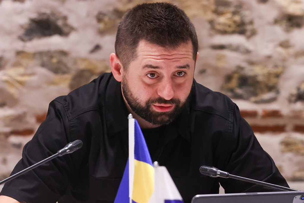 НАБУ может вызвать главу &laquo;Слуги народа&raquo; на допрос по делу о зарплатах в конвертах